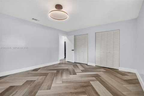 House in North Miami Beach, Florida 2 bedrooms, 127.83 sq.m. № 2244162 - photo 17