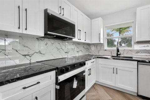 House in North Miami Beach, Florida 2 bedrooms, 127.83 sq.m. № 2244162 - photo 5