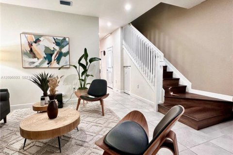 Touwnhouse à louer à Hialeah, Floride: 3 chambres, 143.07 m2 № 2388057 - photo 4