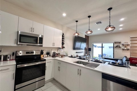 Touwnhouse à louer à Hialeah, Floride: 3 chambres, 143.07 m2 № 2388057 - photo 8