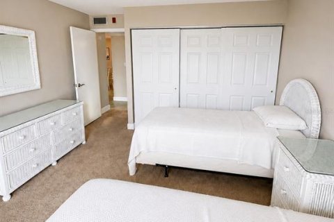 Condo in Treasure Island, Florida, 2 bedrooms  № 2208582 - photo 7