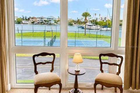 Condo in Treasure Island, Florida, 2 bedrooms  № 2208582 - photo 12