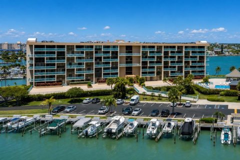 Condo in Treasure Island, Florida, 2 bedrooms  № 2208582 - photo 2