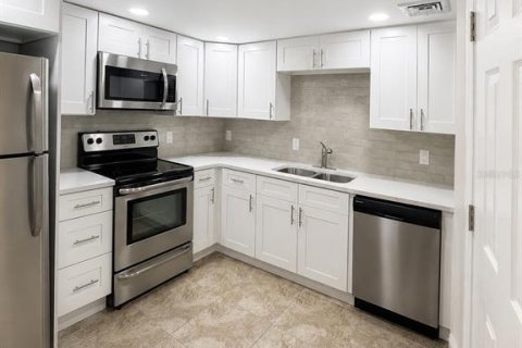 Condo in Treasure Island, Florida, 2 bedrooms  № 2208582 - photo 3