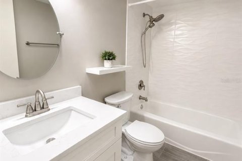 Condo in Treasure Island, Florida, 2 bedrooms  № 2208582 - photo 6