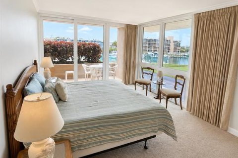 Condo in Treasure Island, Florida, 2 bedrooms  № 2208582 - photo 11