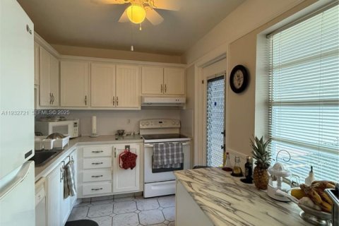 Купить кондоминиум в Лодердейл-Лейкс, Флорида 2 спальни, 102.38м2, № 2034953 - фото 9