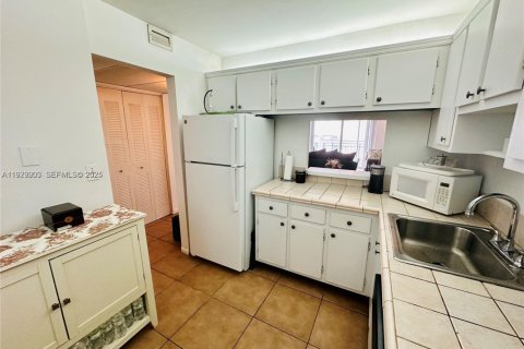 Condo in Miami Beach, Florida, 1 bedroom  № 1982321 - photo 11
