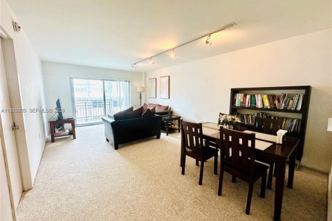 Condo in Miami Beach, Florida, 1 bedroom  № 1982321 - photo 19