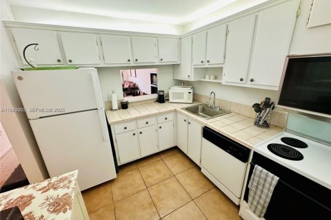 Condo in Miami Beach, Florida, 1 bedroom  № 1982321 - photo 10