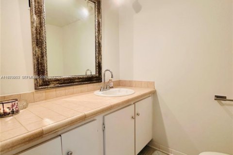 Condo in Miami Beach, Florida, 1 bedroom  № 1982321 - photo 12