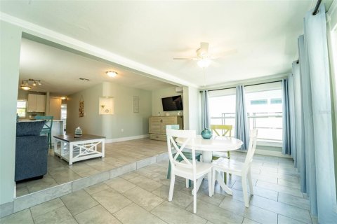 House in New Port Richey, Florida 2 bedrooms, 91.6 sq.m. № 2219342 - photo 5