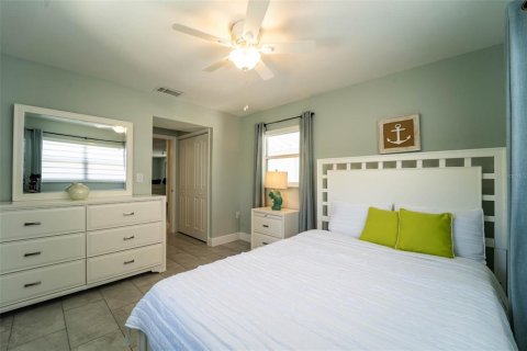 House in New Port Richey, Florida 2 bedrooms, 91.6 sq.m. № 2219342 - photo 7
