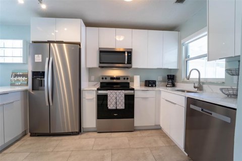 House in New Port Richey, Florida 2 bedrooms, 91.6 sq.m. № 2219342 - photo 2