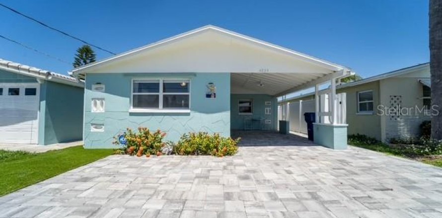 House in New Port Richey, Florida 2 bedrooms, 91.6 sq.m. № 2219342