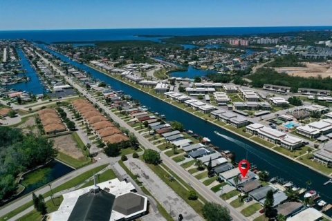 House in New Port Richey, Florida 2 bedrooms, 91.6 sq.m. № 2219342 - photo 18