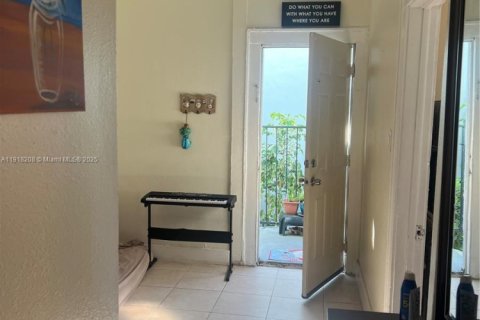 Villa ou maison à louer à Miami, Floride: 2 chambres, 251.86 m2 № 2017143 - photo 5