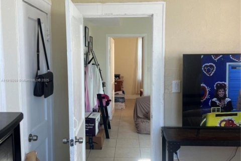 Villa ou maison à louer à Miami, Floride: 2 chambres, 251.86 m2 № 2017143 - photo 3