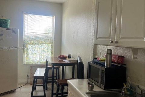 Villa ou maison à louer à Miami, Floride: 2 chambres, 251.86 m2 № 2017143 - photo 2