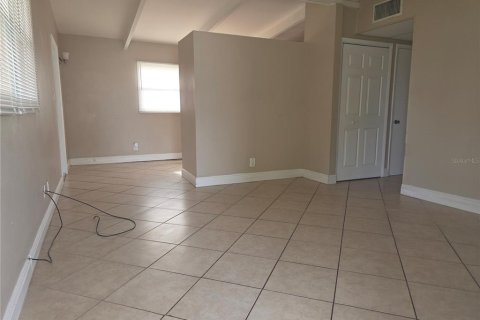 Casa en alquiler en Tampa, Florida, 3 dormitorios, 82.5 m2 № 1807479 - foto 2