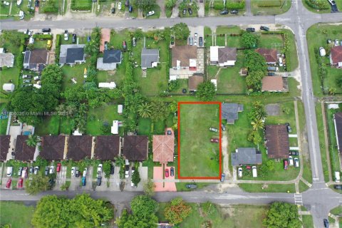 Commercial property in Homestead, Florida № 1820136 - photo 1