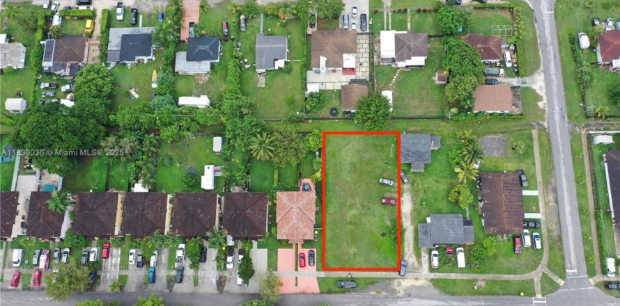 Commercial property in Homestead, Florida № 1820136