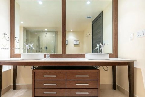 Condo in Miami, Florida, 2 bedrooms  № 1836501 - photo 12