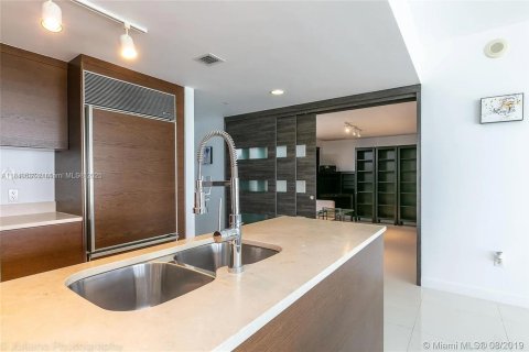 Condo in Miami, Florida, 2 bedrooms  № 1836501 - photo 7