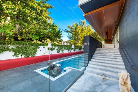 Casa en alquiler en Miami, Florida, 7 dormitorios, 558.99 m2 № 2012703 - foto 2