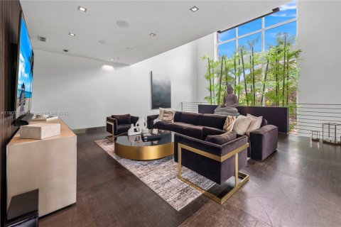 Casa en alquiler en Miami, Florida, 7 dormitorios, 558.99 m2 № 2012703 - foto 9