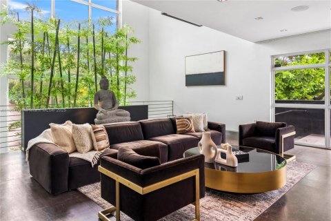 Casa en alquiler en Miami, Florida, 7 dormitorios, 558.99 m2 № 2012703 - foto 7