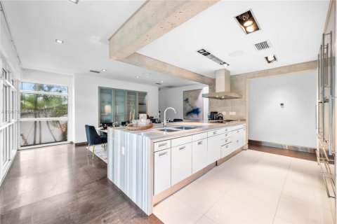 Casa en alquiler en Miami, Florida, 7 dormitorios, 558.99 m2 № 2012703 - foto 24