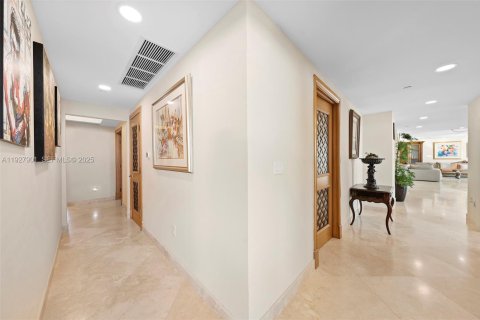 Condo in Sunny Isles Beach, Florida, 5 bedrooms № 1990047 - photo 30