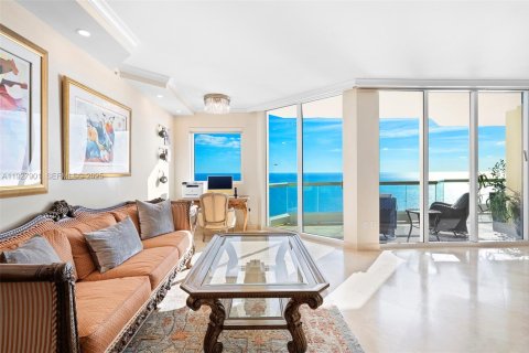 Condo in Sunny Isles Beach, Florida, 5 bedrooms № 1990047 - photo 12