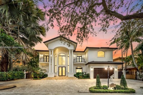 House in Miami Lakes, Florida 4 bedrooms, 351.45 sq.m. № 2090259