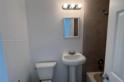 Villa ou maison à louer à Miami, Floride: 3 chambres, 145.67 m2 № 1967742 - photo 13