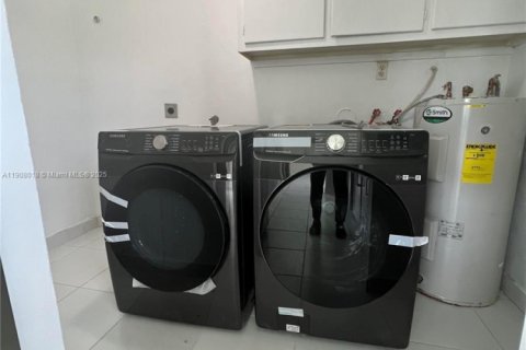 Villa ou maison à louer à Miami, Floride: 3 chambres, 145.67 m2 № 1967742 - photo 15