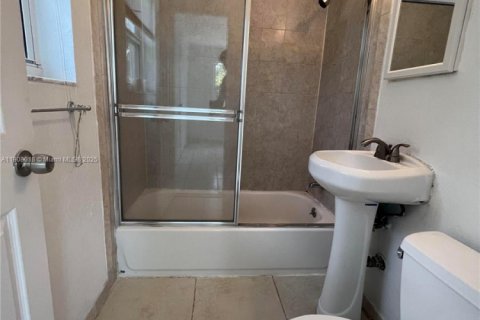 Villa ou maison à louer à Miami, Floride: 3 chambres, 145.67 m2 № 1967742 - photo 14