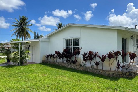 Villa ou maison à louer à Miami, Floride: 3 chambres, 145.67 m2 № 1967742 - photo 2