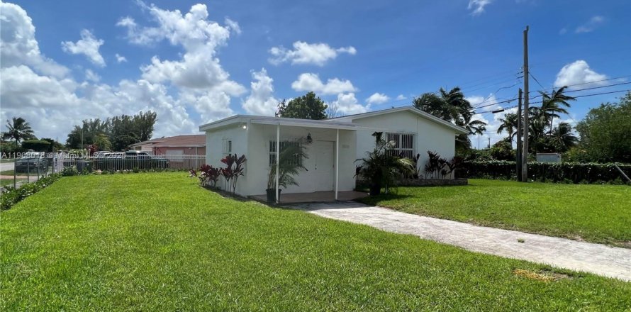 Villa ou maison à Miami, Floride 3 chambres, 145.67 m2 № 1967742