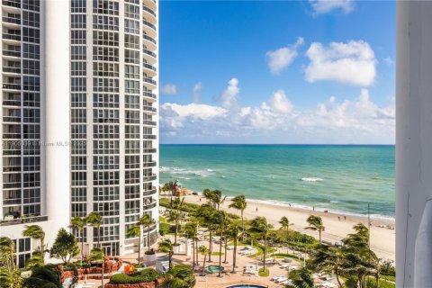 Condo in Sunny Isles Beach, Florida, 1 bedroom  № 1956617 - photo 1