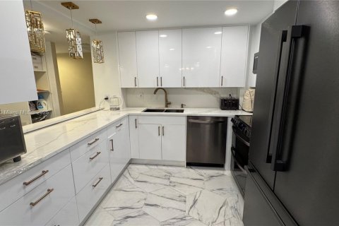 Condominio en alquiler en Hallandale Beach, Florida, 2 dormitorios, 115.2 m2 № 1962938 - foto 1