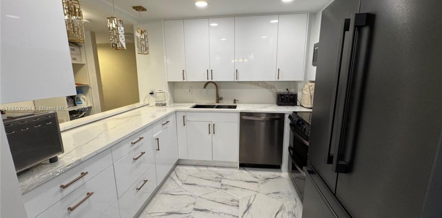 Condominio en Hallandale Beach, Florida, 2 dormitorios № 1962938
