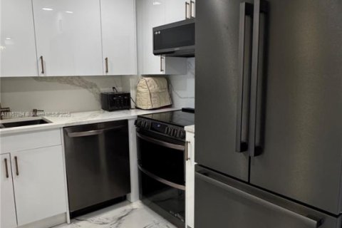 Condominio en alquiler en Hallandale Beach, Florida, 2 dormitorios, 115.2 m2 № 1962938 - foto 2