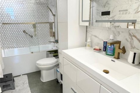 Condominio en alquiler en Hallandale Beach, Florida, 2 dormitorios, 115.2 m2 № 1962938 - foto 13
