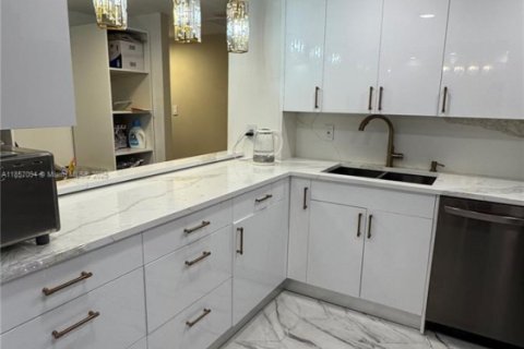 Condominio en alquiler en Hallandale Beach, Florida, 2 dormitorios, 115.2 m2 № 1962938 - foto 4