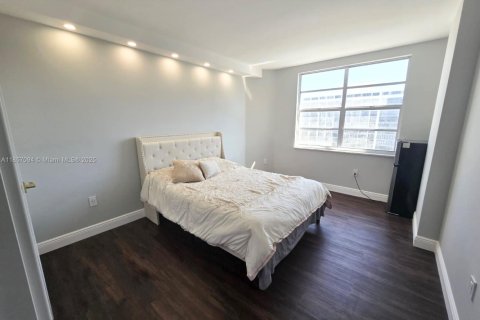 Condominio en alquiler en Hallandale Beach, Florida, 2 dormitorios, 115.2 m2 № 1962938 - foto 15