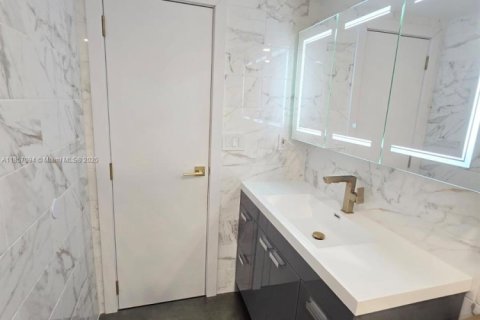 Condominio en alquiler en Hallandale Beach, Florida, 2 dormitorios, 115.2 m2 № 1962938 - foto 19