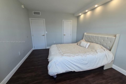 Condominio en alquiler en Hallandale Beach, Florida, 2 dormitorios, 115.2 m2 № 1962938 - foto 16