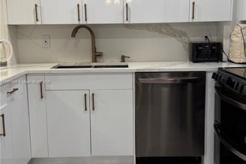 Condominio en alquiler en Hallandale Beach, Florida, 2 dormitorios, 115.2 m2 № 1962938 - foto 3